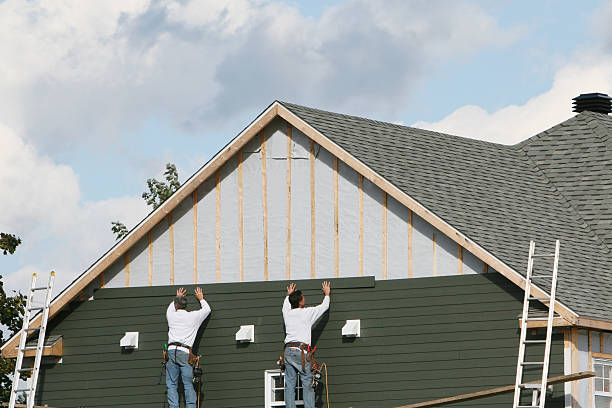 Professional Vinyl Siding technician working in Wauconda, IL